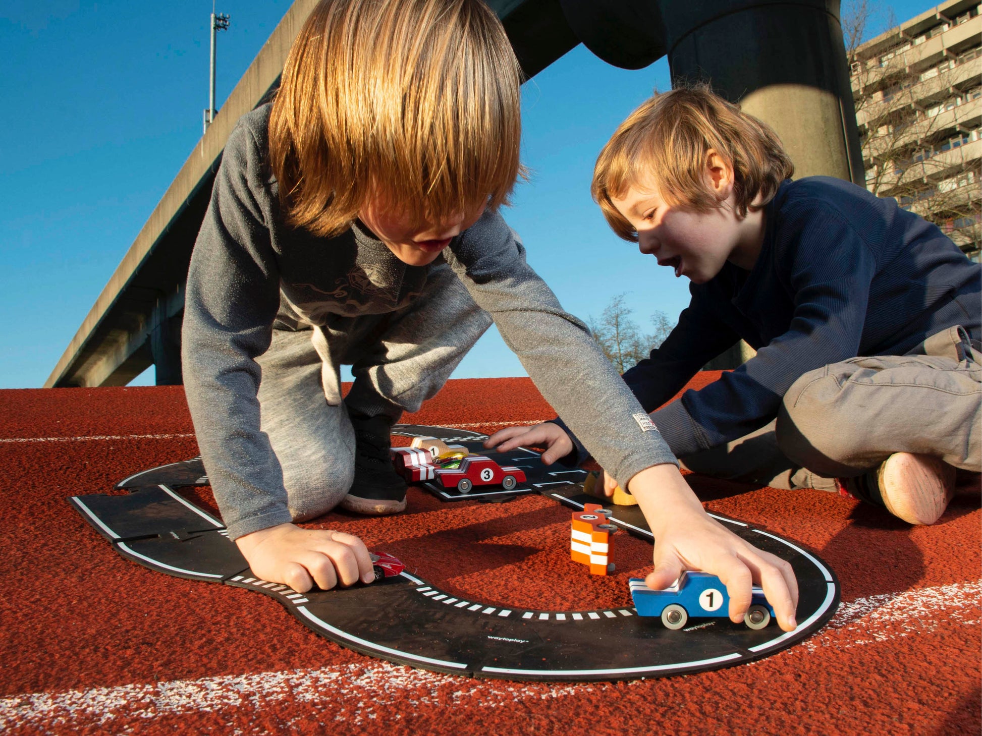 Kinderen racen met speelgoedauto's op de Waytoplay Grand Prix racebaan