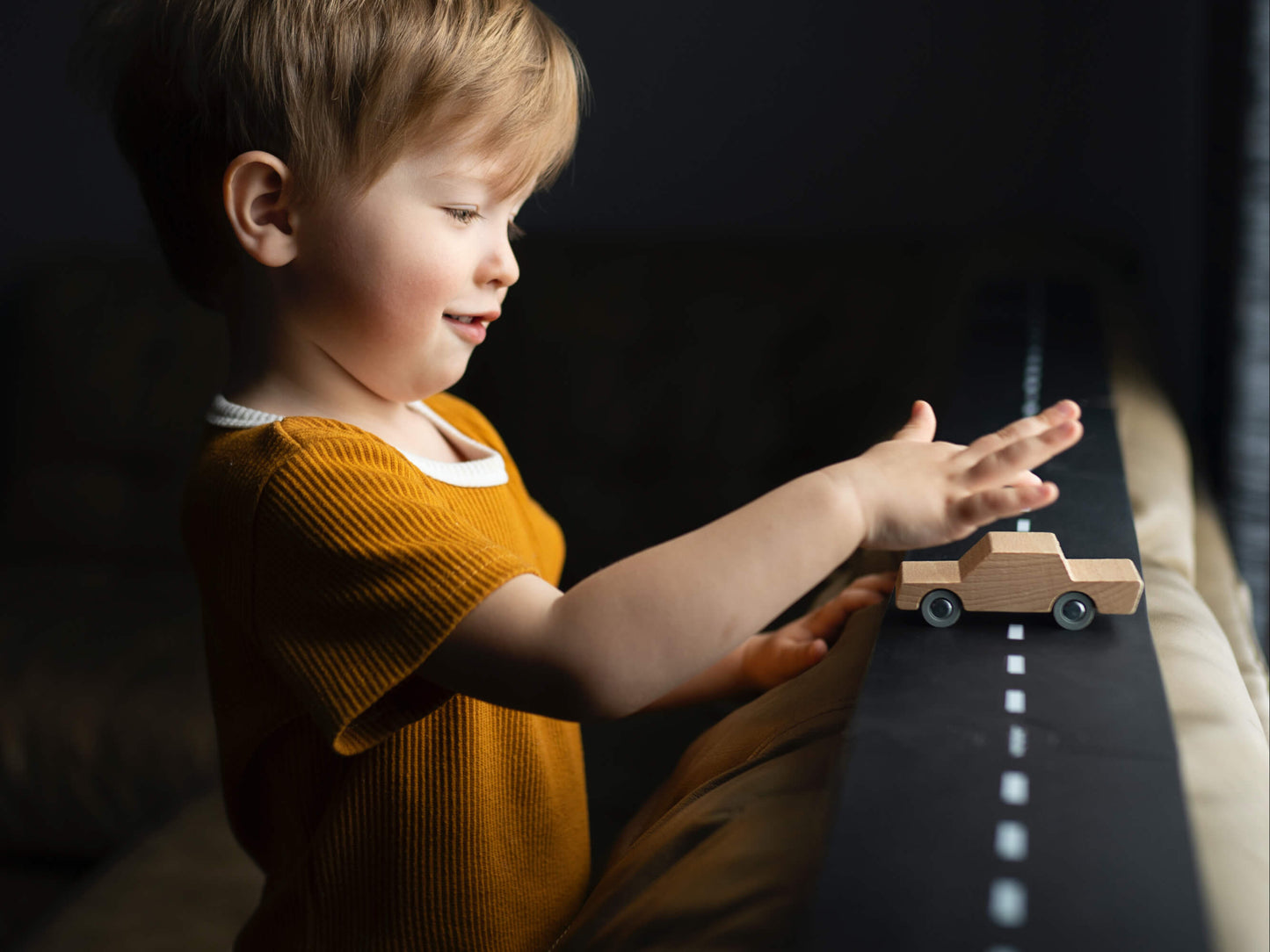 Kind speelt met de Waytoplay Heen en Weer Auto Naturel op een Waytoplay weg