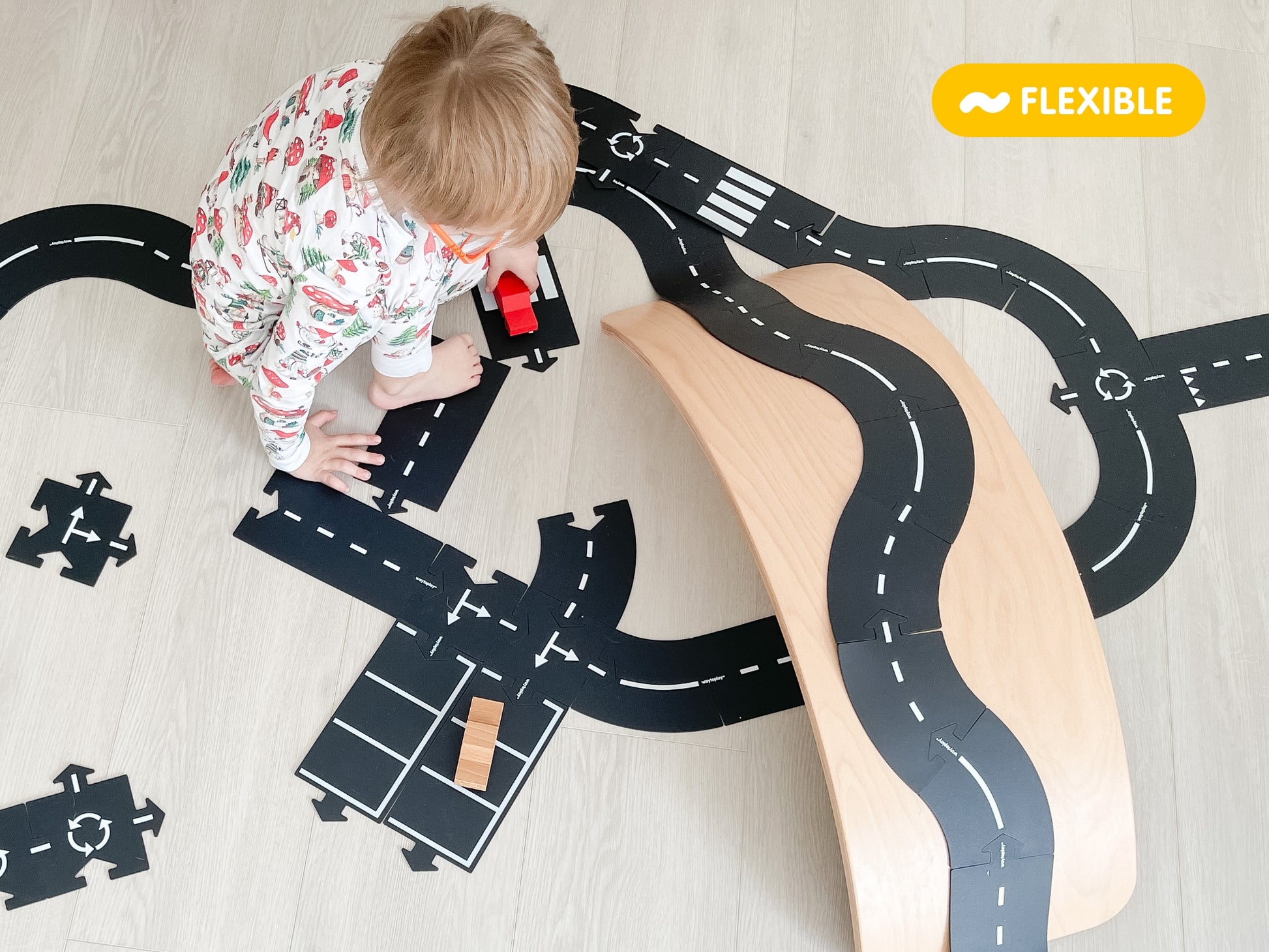 Kind speelt met flexibele Waytoplay King of the Road baan over een houten balance board