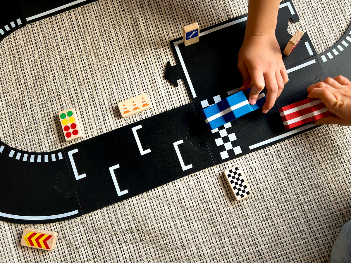 Kinderen spelen met Waytoplay racebaan en Race Signs raceborden