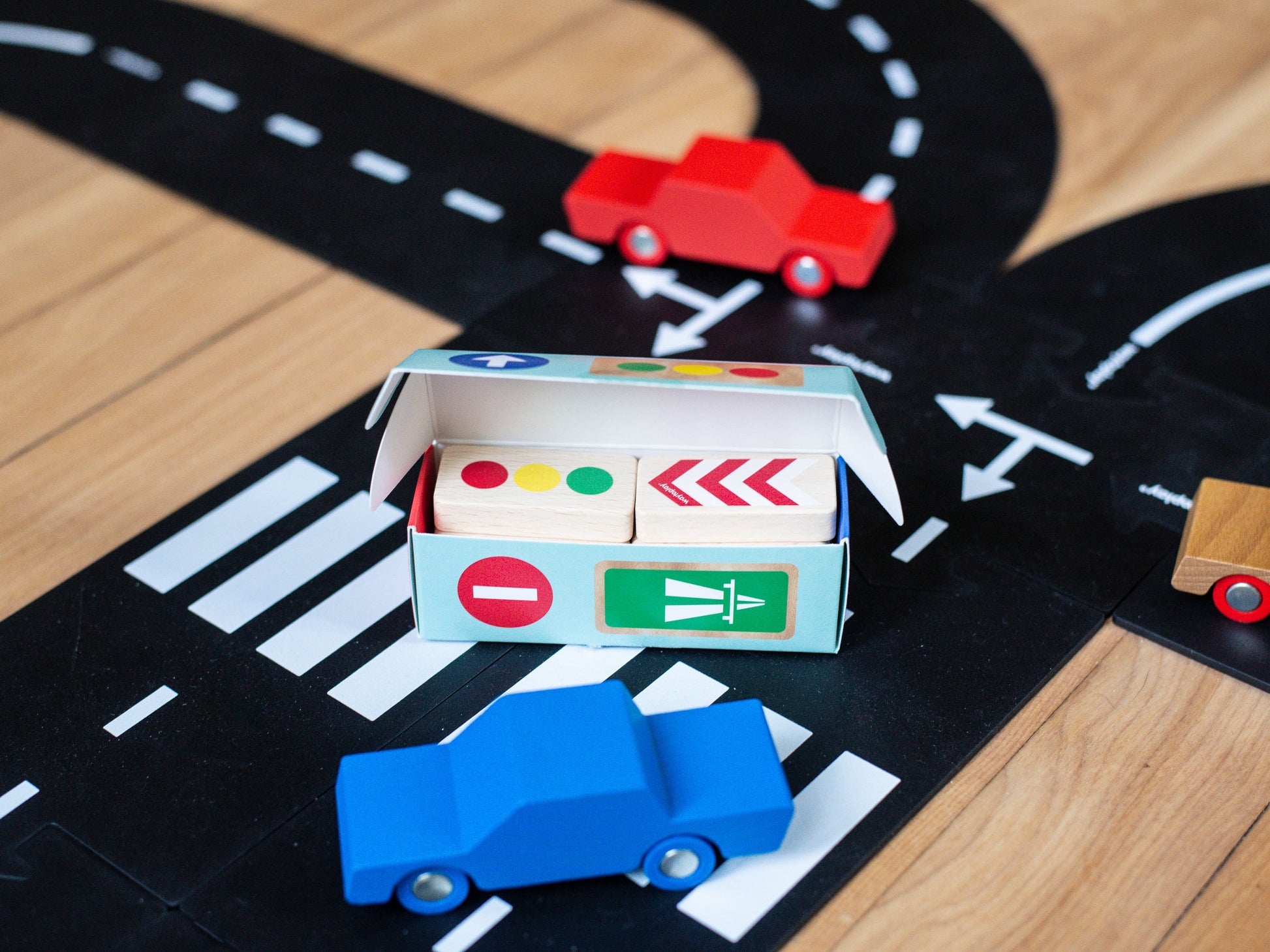 Waytoplay Traffic Signs verkeersborden in opbergdoos naast houten auto's