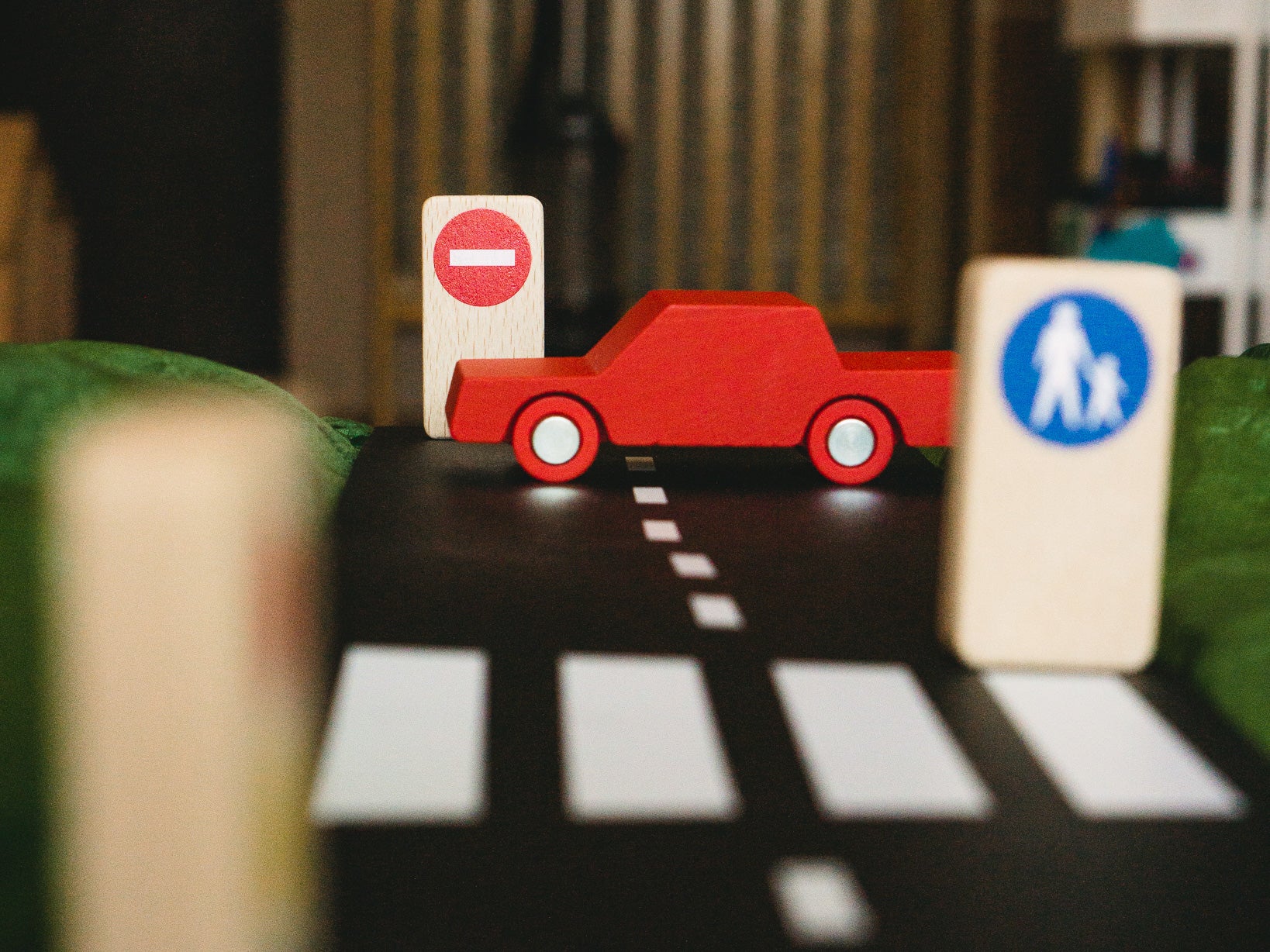 Rode houten auto rijdt langs Waytoplay verkeersborden