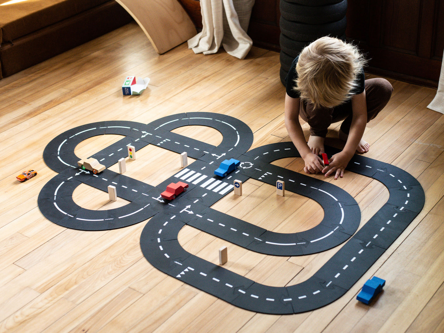 Kind speelt met Waytoplay wegdelen en Traffic Signs verkeersborden